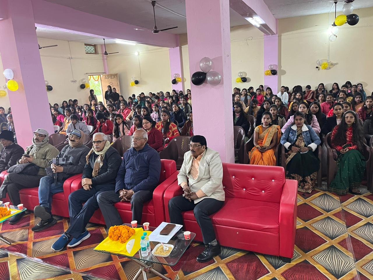 राजेश्वरी महिला महाविद्यालय में सम्मान अलंकरण,पुस्तक विमोचन और स्मार्टफोन वितरण समारोह हुआ सम्पन्न