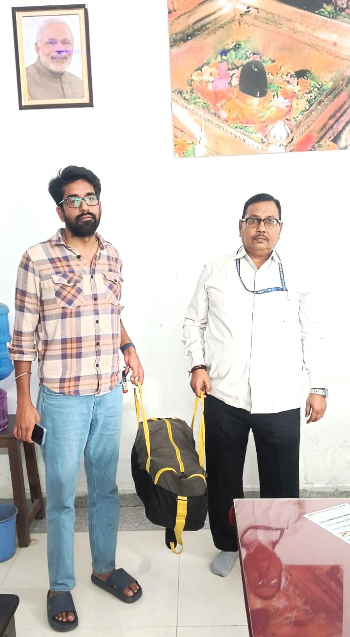 बनारस स्टेशन पर नई दिल्ली-बनारस सुपरफास्ट के यात्री का छुटा बैग रेल कमर्चारी ने लौटाया