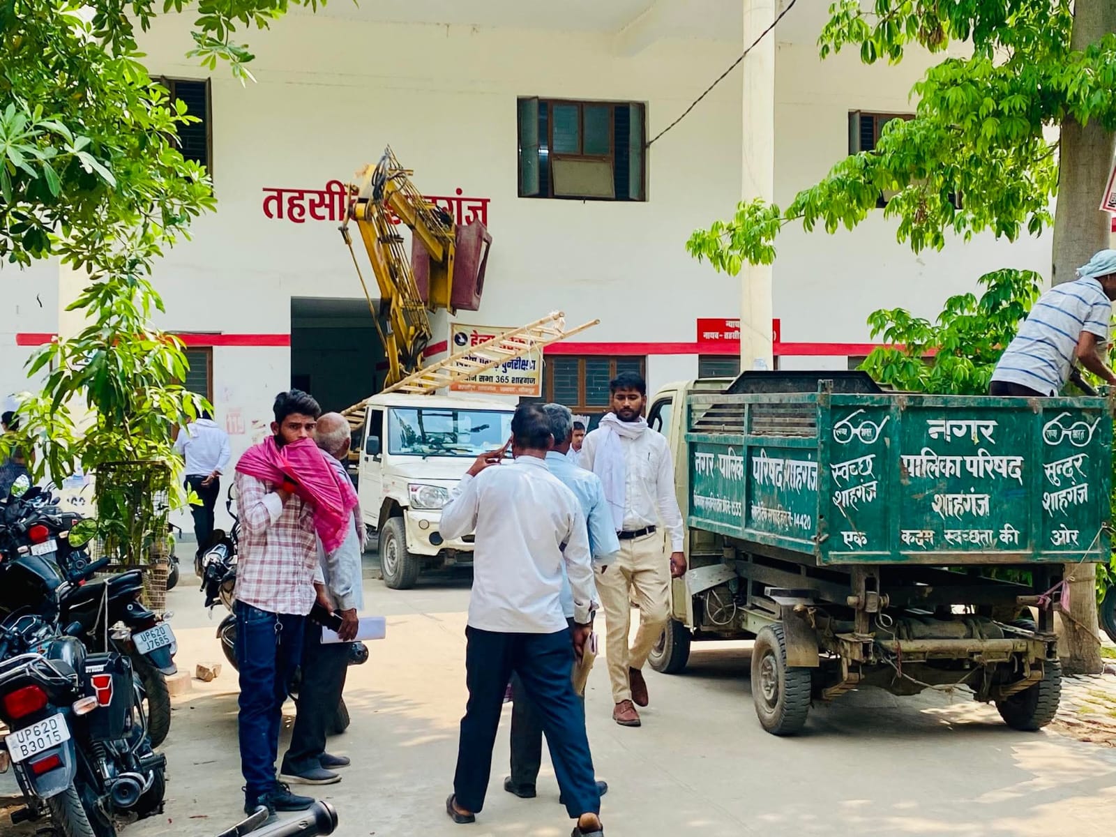 डीएम के प्रस्तावित दौरे से पहले हरकत में आया प्रशासन, तहसील शाहगंज में युद्धस्तर पर चल रही साफ-सफाई और रंगाई-पुताई