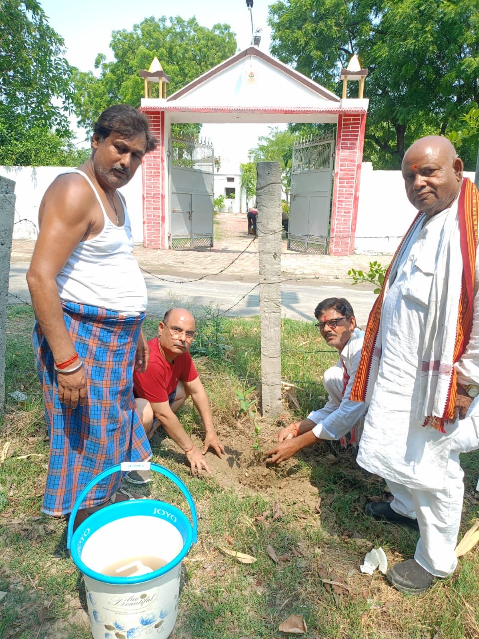 विश्व पर्यावरण दिवस पर पूर्व गृहसचिव के आवास पर  हुआ वृक्षारोपण 