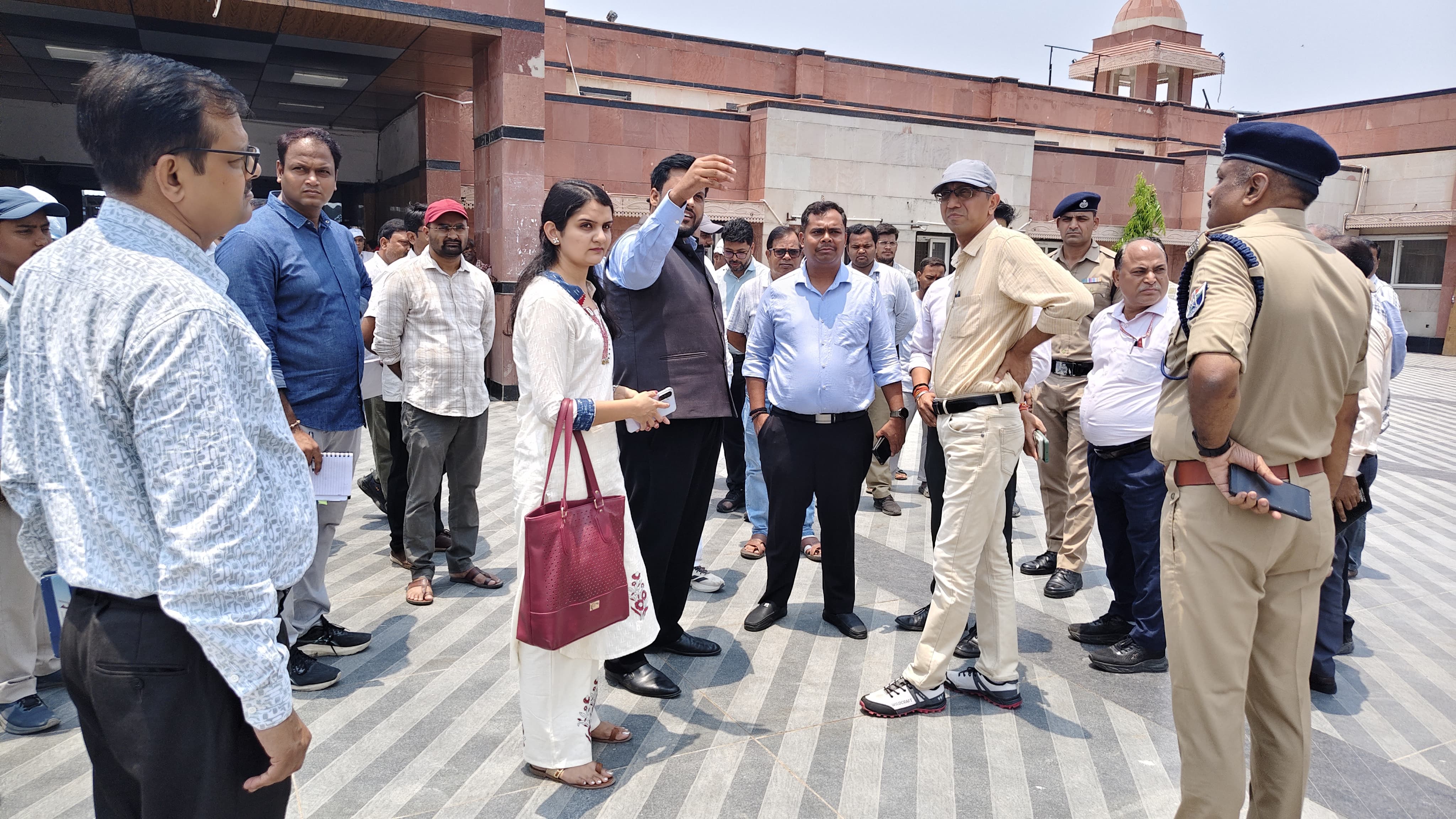 बलिया रेलवे स्टेशन का तेजी से हो रहा कायाकल्प,डीआरएम ने पुनर्विकास कार्यों का किया निरीक्षण