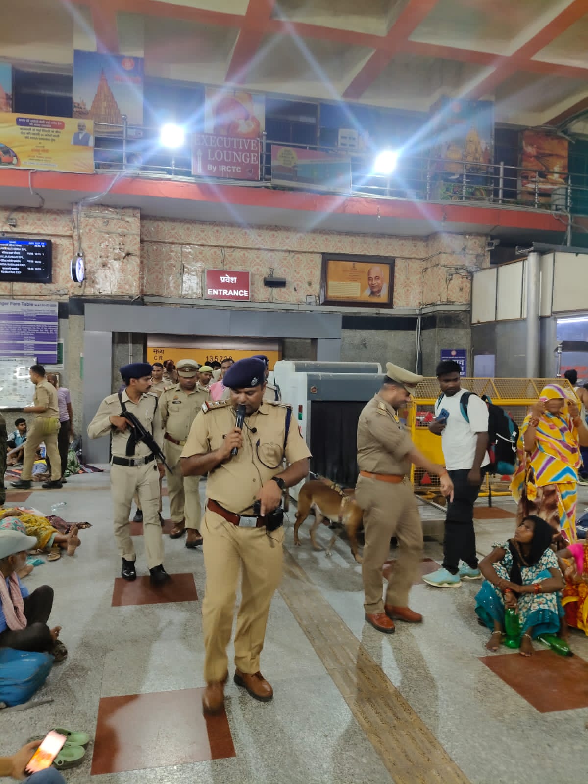 आगामी आरक्षी नागरिक पुलिस भर्ती परीक्षा को लेकर जीआरपी कैंट का सघन सुरक्षा अभियान,यात्रियों व परीक्षार्थियों को किया जागरूक