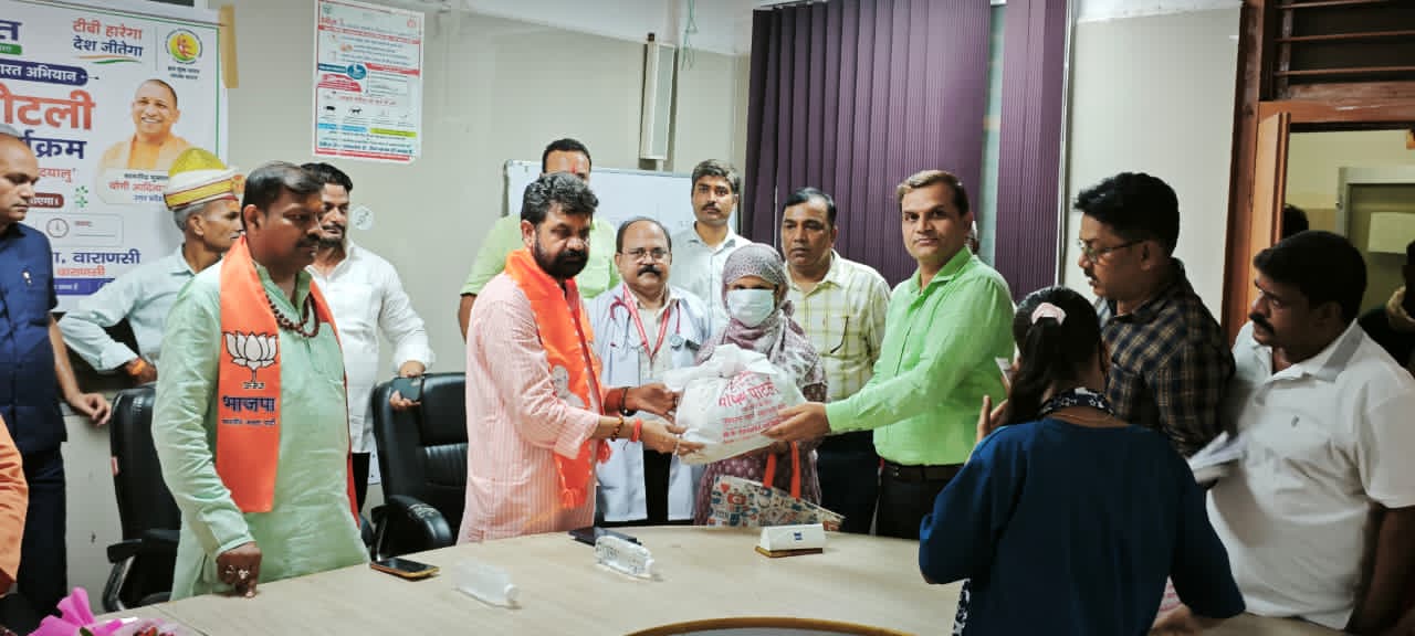 राज्यमंत्री दयाशंकर मिश्र ने 50 क्षय रोगियों को वितरित किये पोषण पोटली