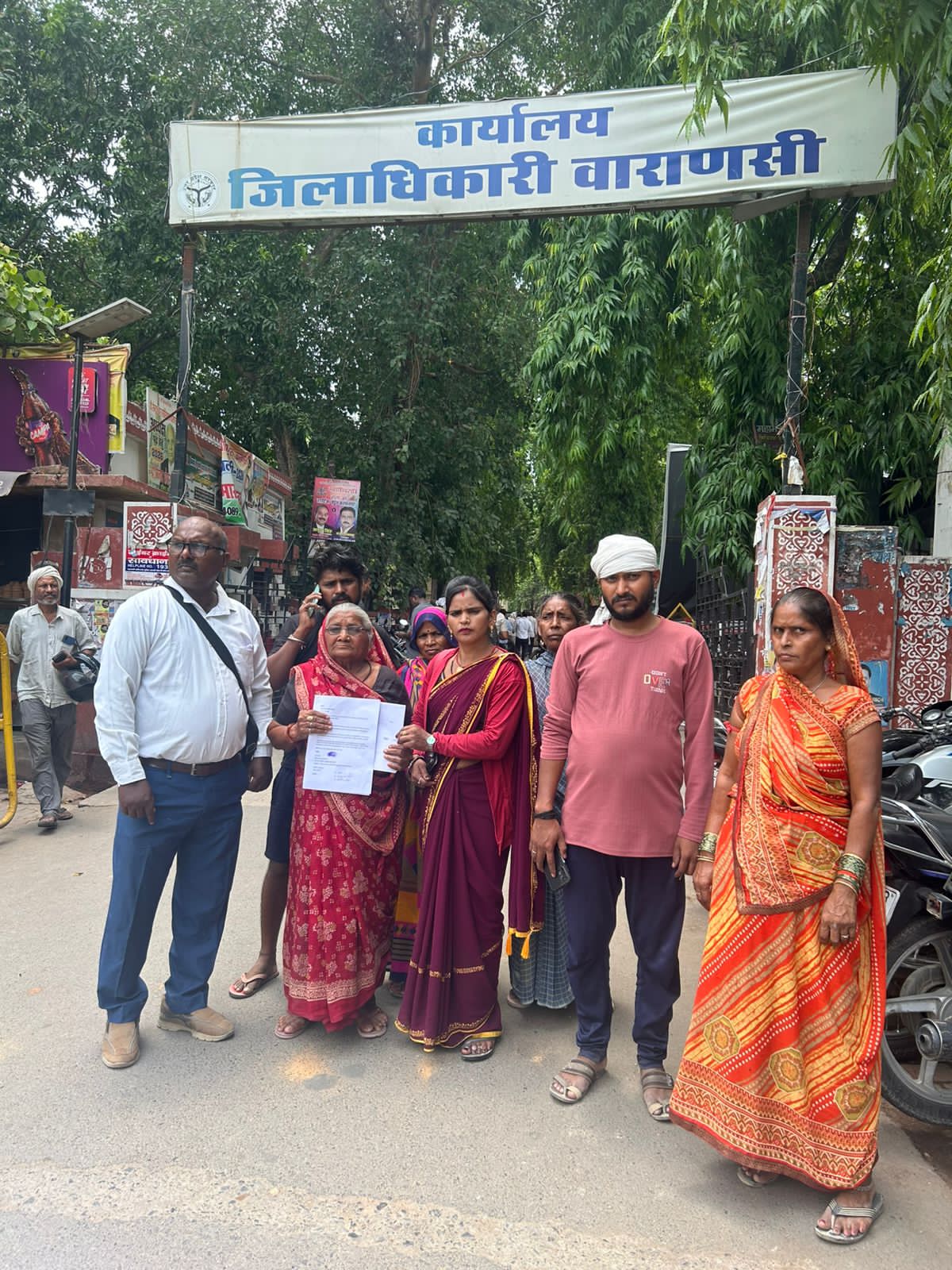 *ग्राम पंचायत अहिरौली की महिलाओं ने डीएम को सौंपा ज्ञापन।*