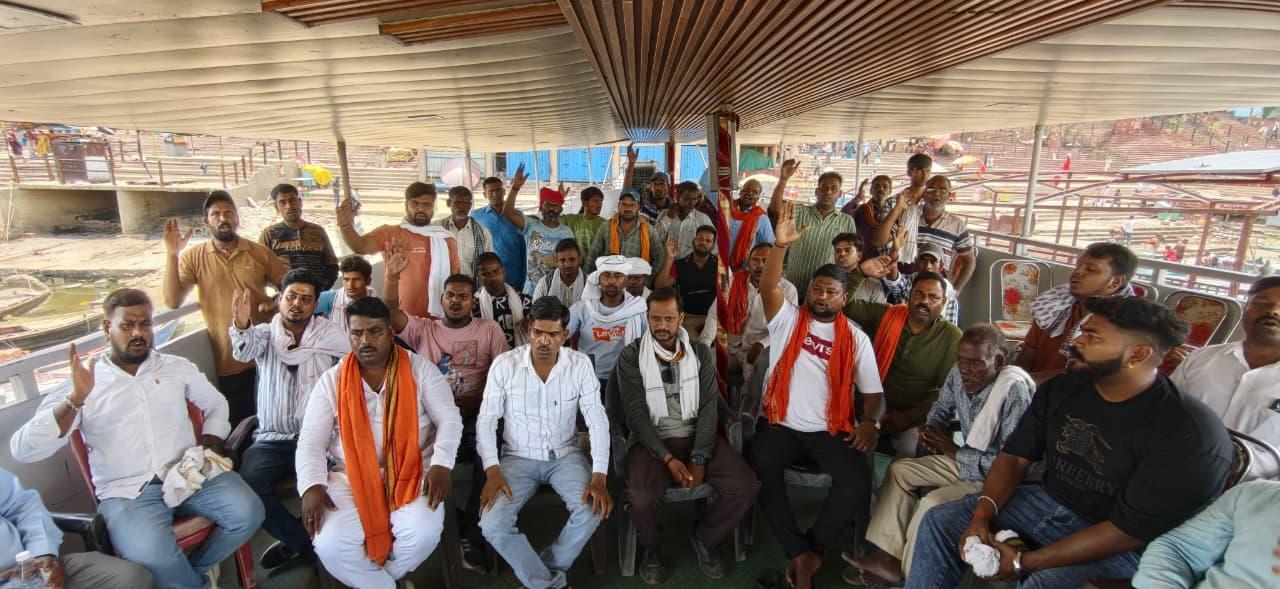 IWAI की लाइसेंस प्रक्रिया के विरोध में एकजुट हुआ निषाद समाज,दशाश्वमेध घाट पर हुई विशाल महाबैठक