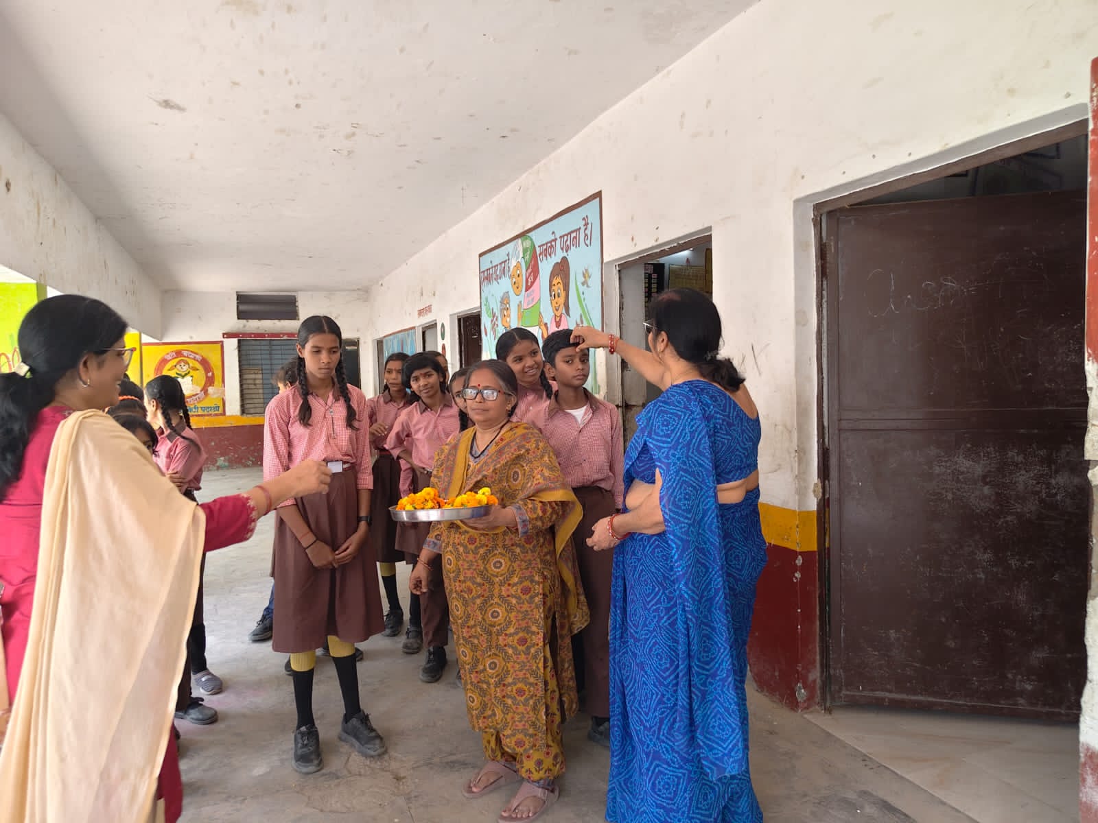 *परिषदीय विद्यालय खुले, तिलक और पुष्प वर्षा से हुआ नौनिहालों का हुआ स्वागत
