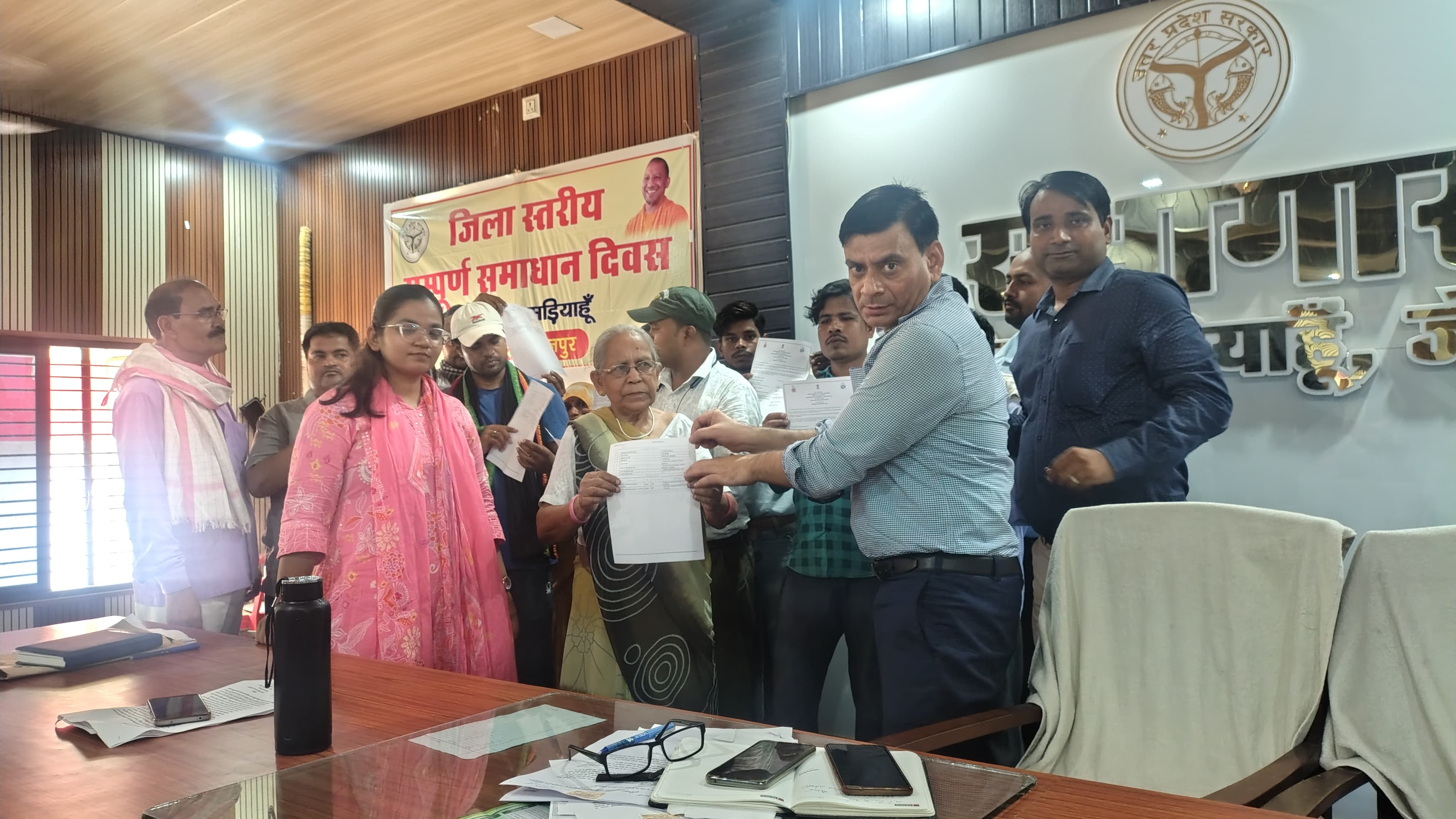 एक दिन में अनेक समाधान: मड़ियाहूं तहसील में वन डे गवर्नेंस शिविर, सैकड़ों नागरिकों को मिला त्वरित लाभ