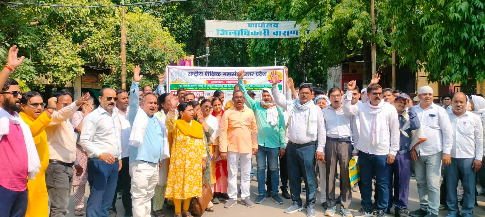 टेट परीक्षा से मुक्ति दिलाने हेतु सैकड़ो शिक्षकों ने जिला मुख्यालय पर किया प्रदर्शन,सौंपा ज्ञापन 