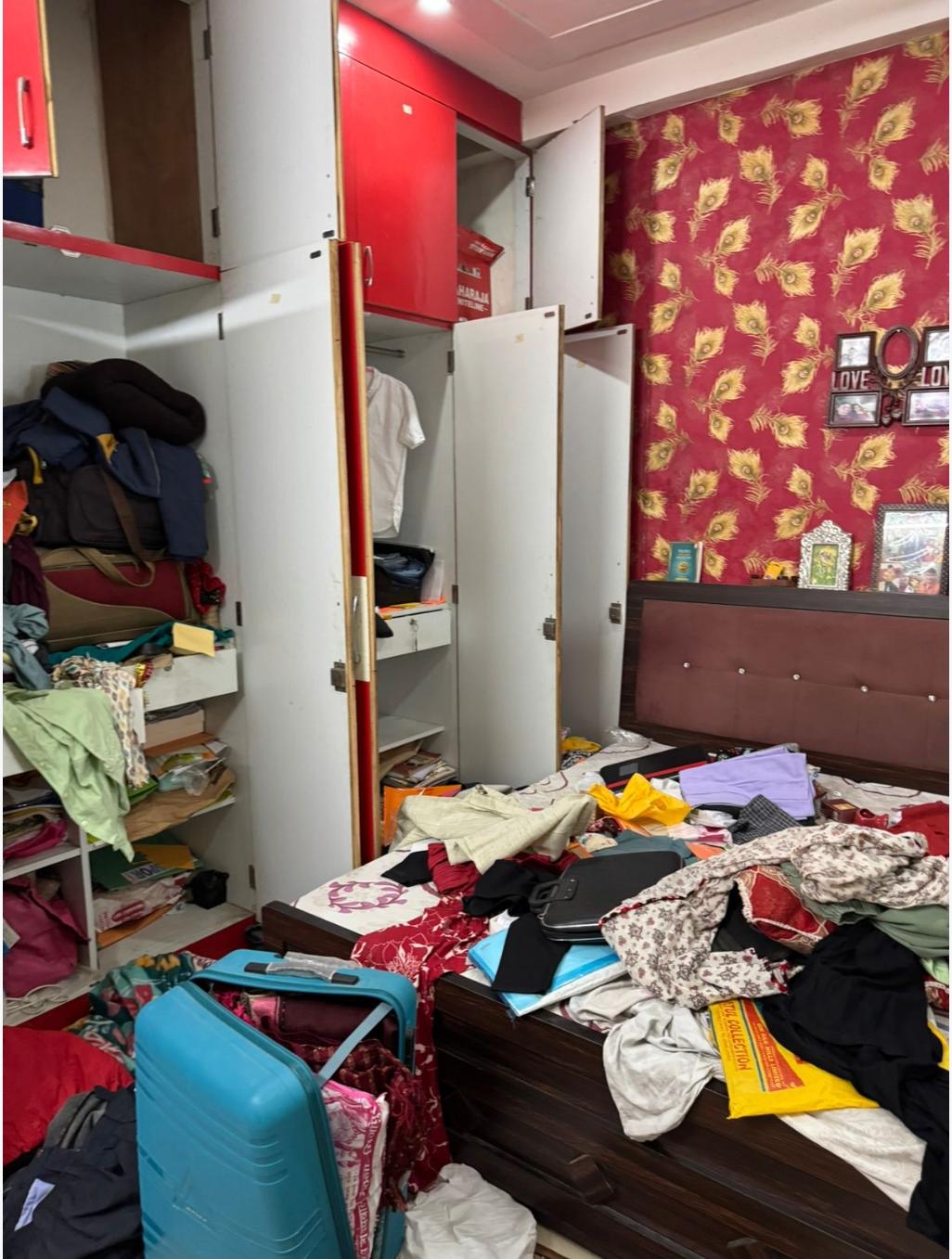रोहनिया में अध्यापक के घर से चोरों ने लाखों के सोने चांदी के आभूषण व नगदी चोरी कर हुए फरार 