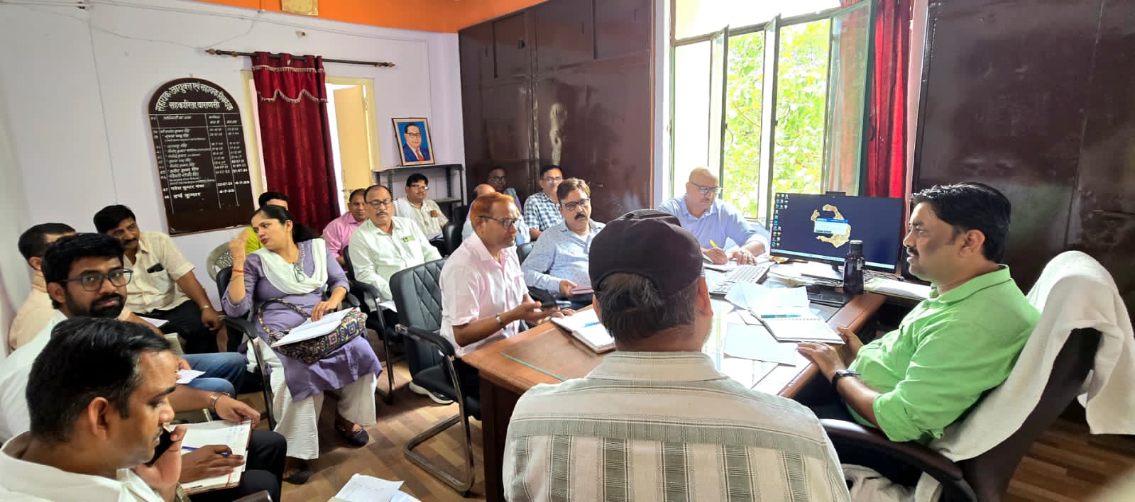 *सहकारिता जनपदीय कार्यालय मे सहकारी योजनाओ की प्रगति की हुई समीक्षा।  