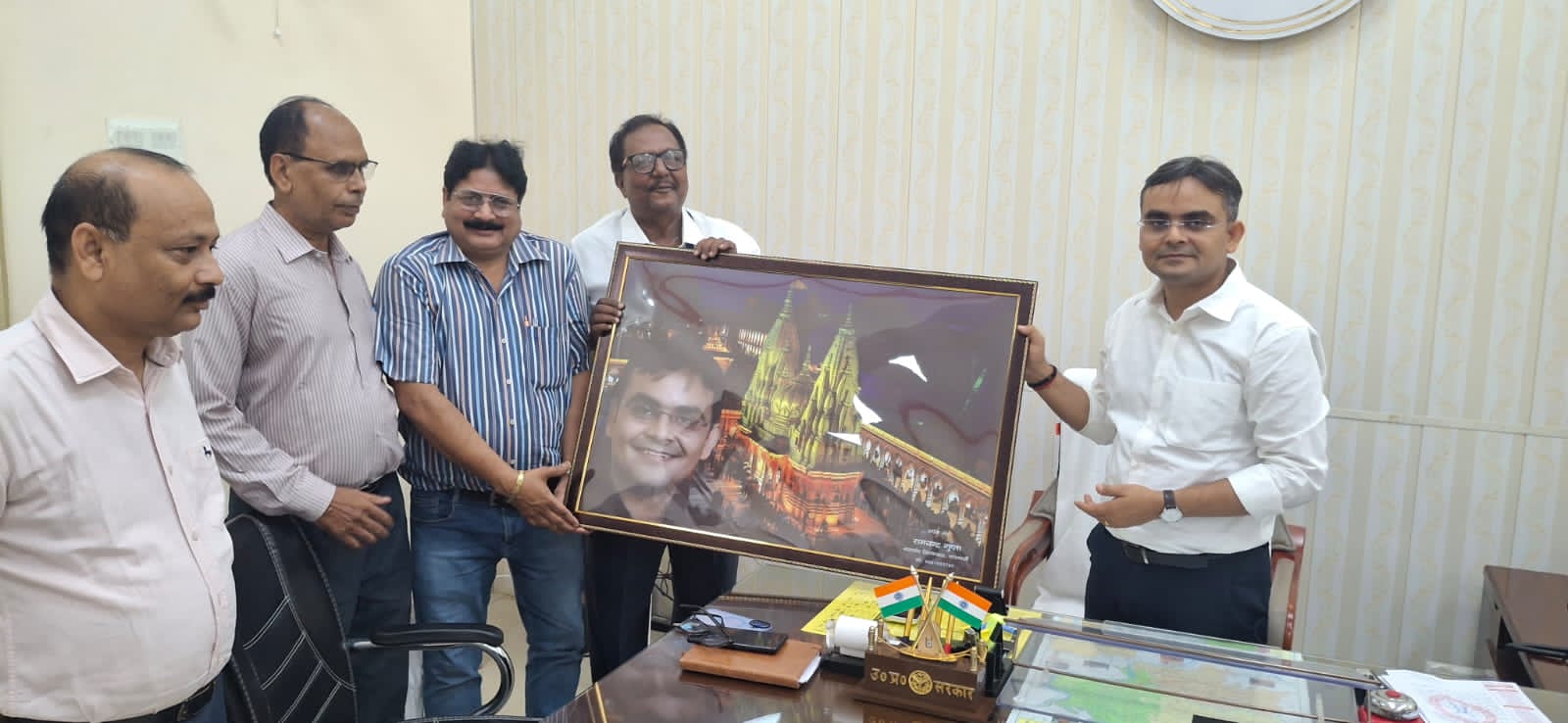 चतुर्थ श्रेणी राज्य कर्मचारी महासंघ के जिलाध्यक्ष ने जिलाधिकारी को किया सम्मानित 
