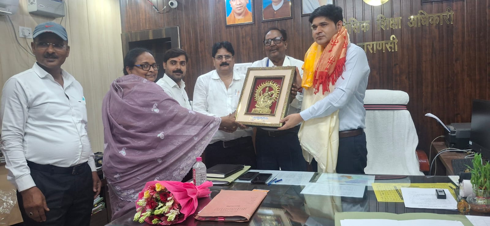 उत्तर प्रदेश चतुर्थ श्रेणी राज्य महासंघ के अध्यक्ष ने बीएसए से की शिष्टाचार भेंट, किया सम्मानित