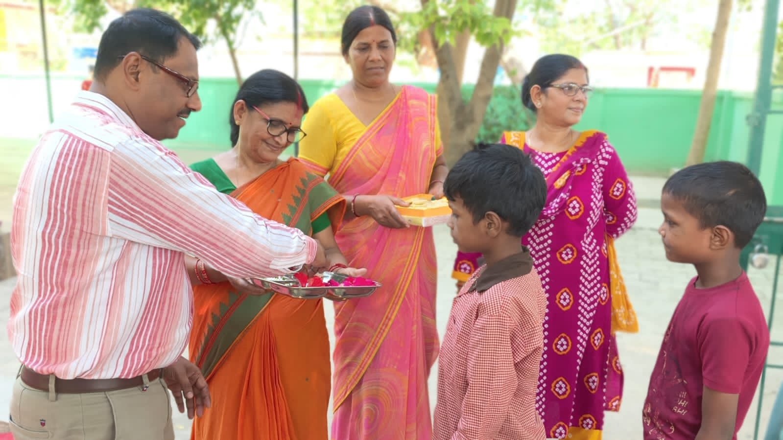 खण्ड शिक्षा अधिकारी हरहुआ ने बच्चों को तिलक लगाकर किया सम्मान,स्कूल में बंटा चॉकलेट*