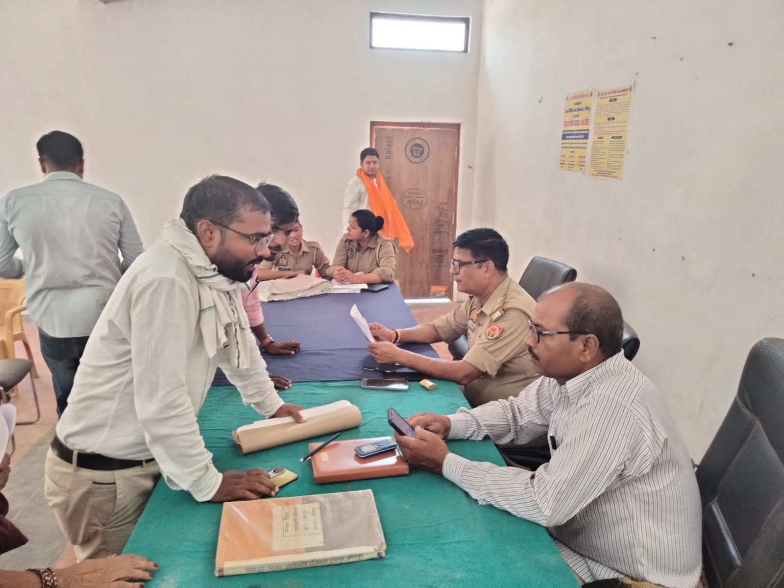 रामपुर थाना समाधान दिवस में फरियादियों की समस्याएं सुनी गईं, थानाध्यक्ष विनोद कुमार ने निष्पक्ष निस्तारण पर दिया जोर