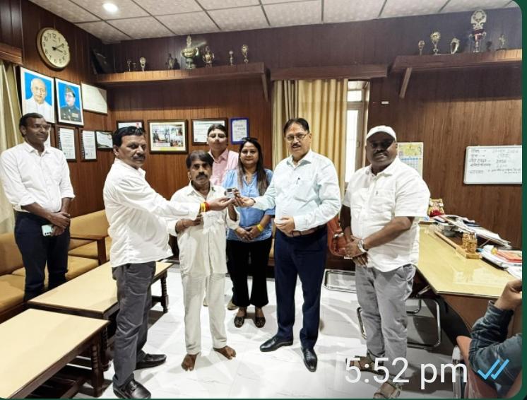 केन्द्रीय कारागार में श्रोणिबाधित बन्दियों को जन कल्याण ट्रस्ट द्वारा मिला कान की मशीन
