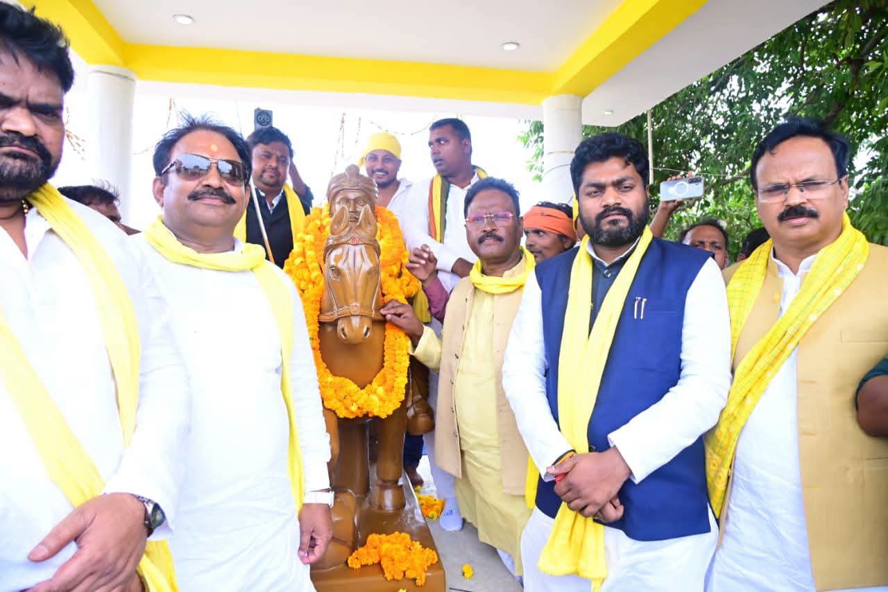 डॉ अरविंद राजभर द्वारा महाराजा सुहेलदेव राजभर का मूर्ति अनावरण