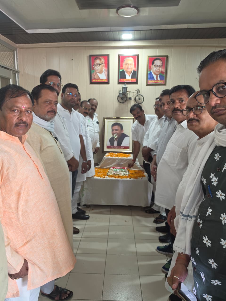 विधान सभा शाहगंज में सपा सुप्रीमो अखिलेश यादव का जन्मदिन मनाया, मरीजों में बांटे फल