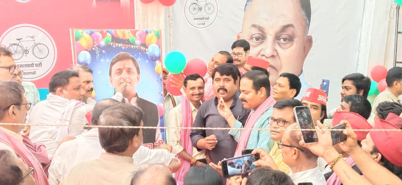 सपाइयों ने अखिलेश यादव का 53 वां जन्मदिन समारोह धूमधाम से मनाया