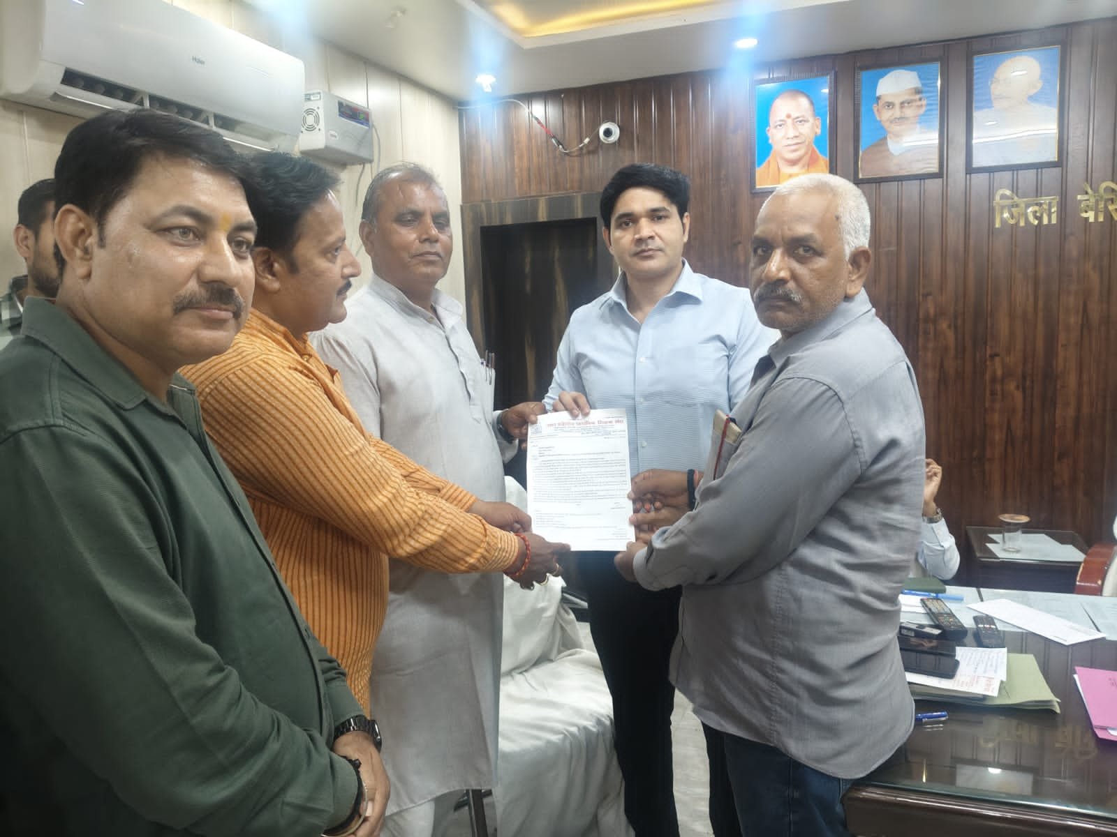  प्राथमिक शिक्षकों ने कैशलेश चिकित्सा देने हेतु मुख्यमंत्री को सौंपा धन्यवाद पत्र 