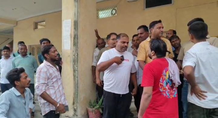 घायल गोवंश को लेकर शाहगंज में हंगामा, गौशाला निर्माण का तीन माह में मिला आश्वासन