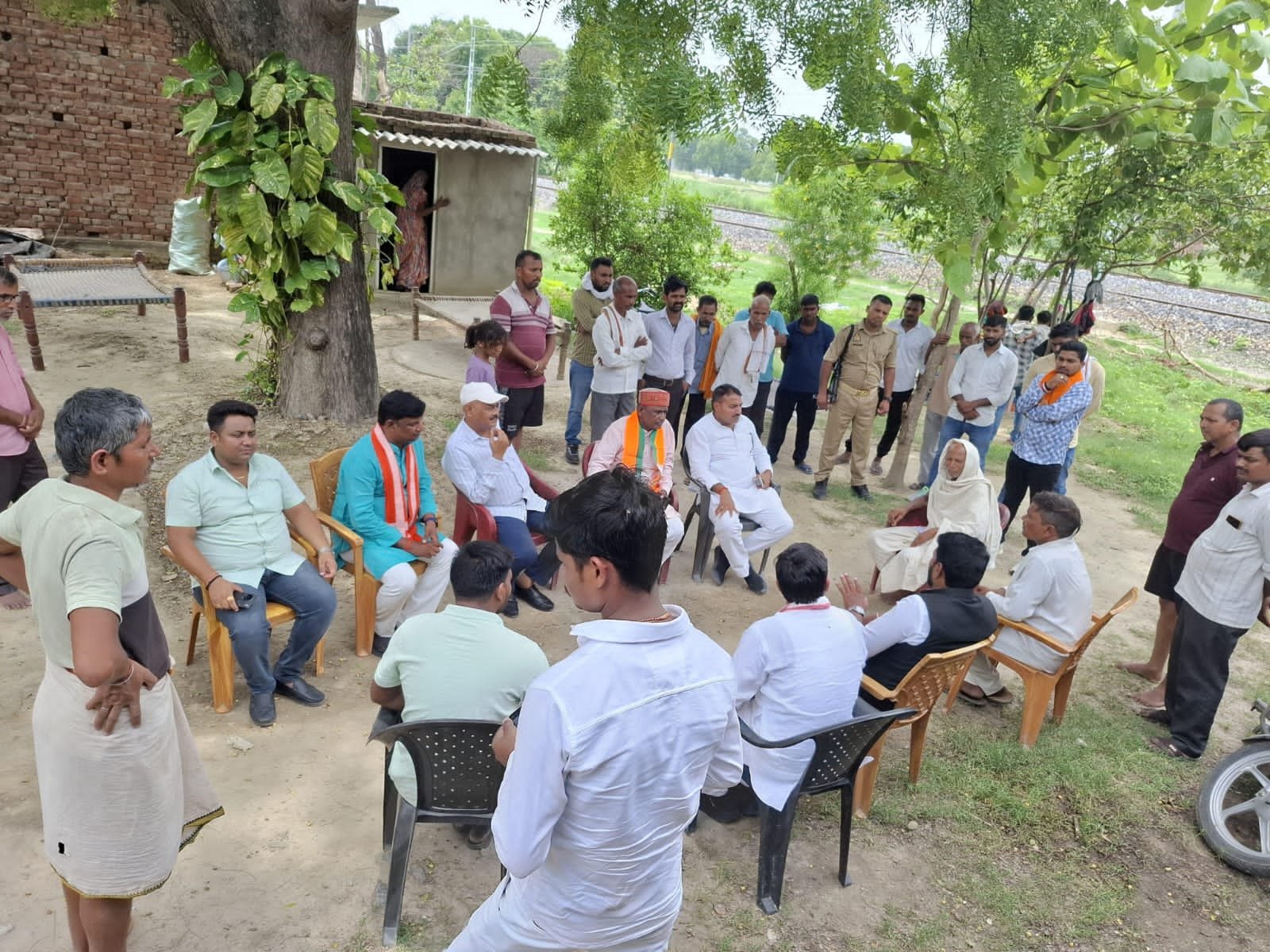 ट्रेन की चपेट में आने से मृतक भाई-बहन के घर पहुंचे भाजपा जिलाध्यक्ष परिवार को बांधे ढांढस*