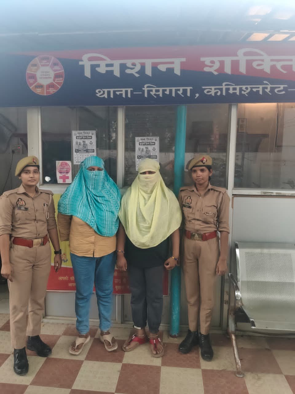 -एण्टी रोमियो टीम थाना सिगरा की बड़ी कार्यवाही सार्वजनिक स्थल पर अश्लील इशारा व आम जन मानस को परेशान करने वाली 02 महिलाओं को किया गया गिरफ्तार 