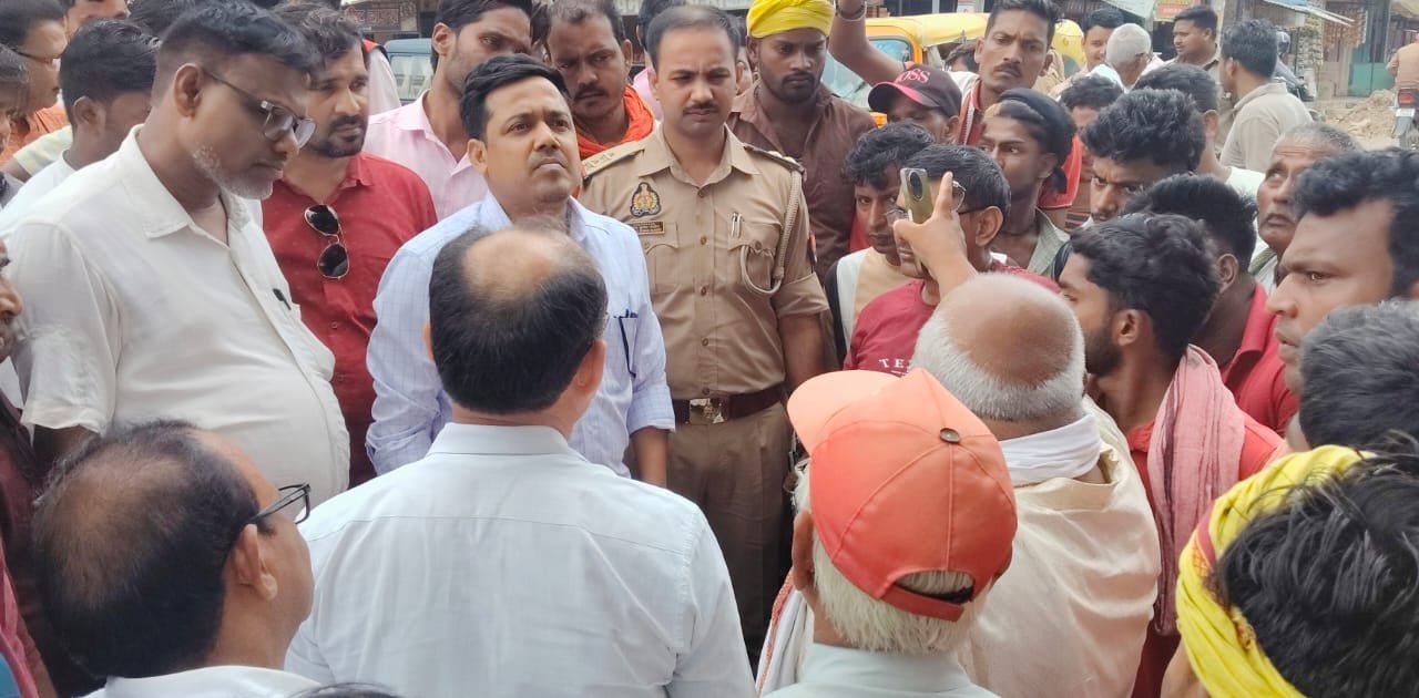 मृतक परिवार को मुआवजा व स्पीड ब्रेकर लगवाने का एसडीएम ने दिया आश्वासन