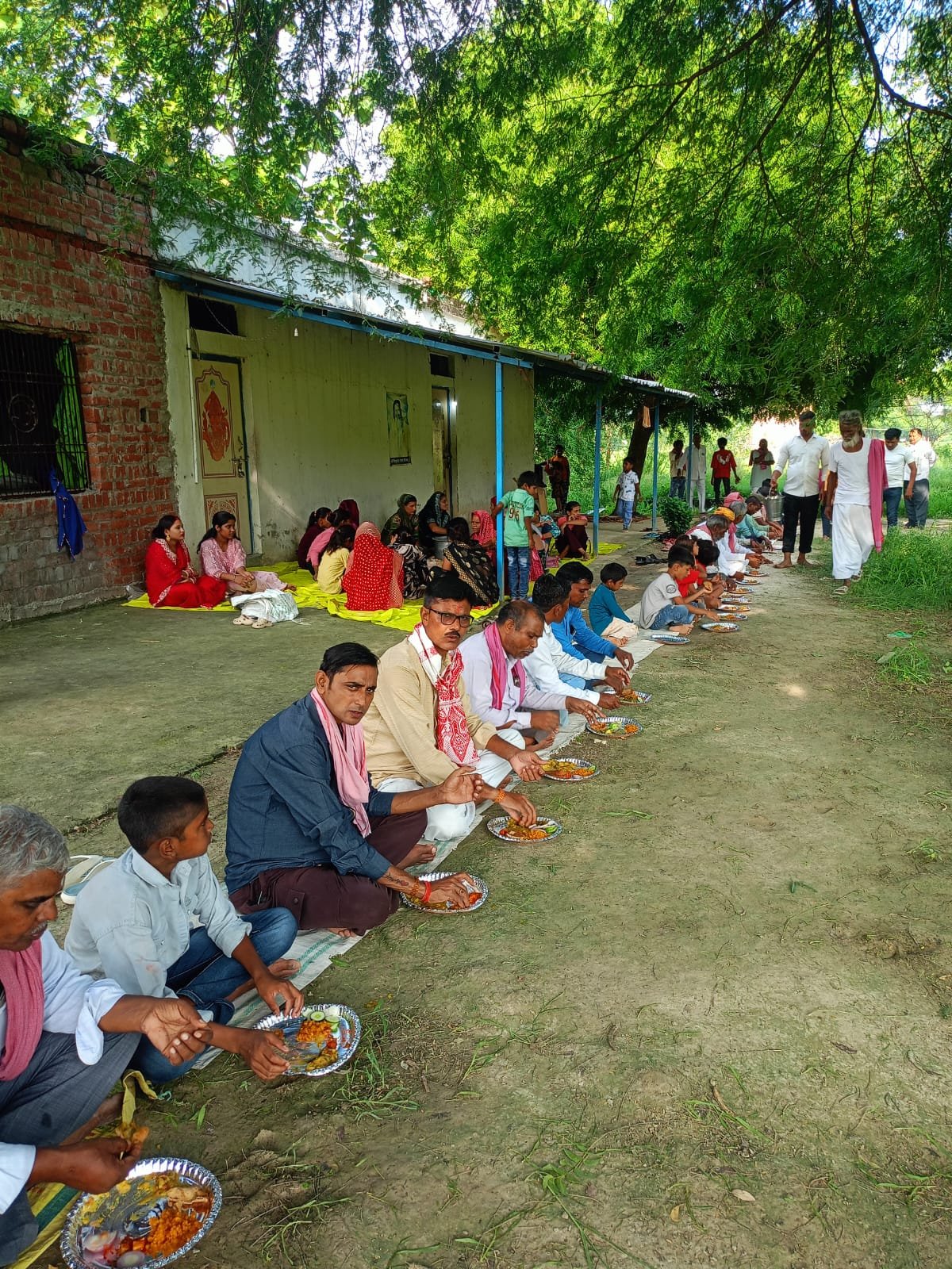 गुरु पूर्णिमा पर परम हंस आश्रम बानीडीह में उमड़ा आस्था का सैलाब, भव्य भंडारे में हजारों श्रद्धालुओं ने ग्रहण किया प्रसाद