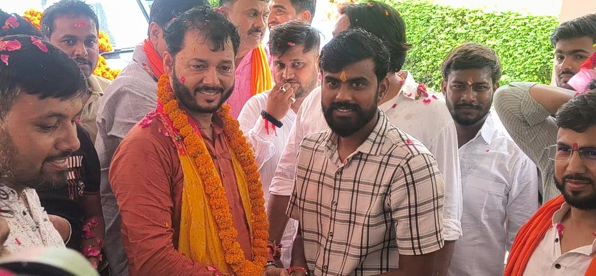 भारतीय जनता पार्टी के कार्यकर्ताओं ने जिला उपाध्यक्ष संजय सिंह का सर्किट हाउस में किया जोरदार स्वागत