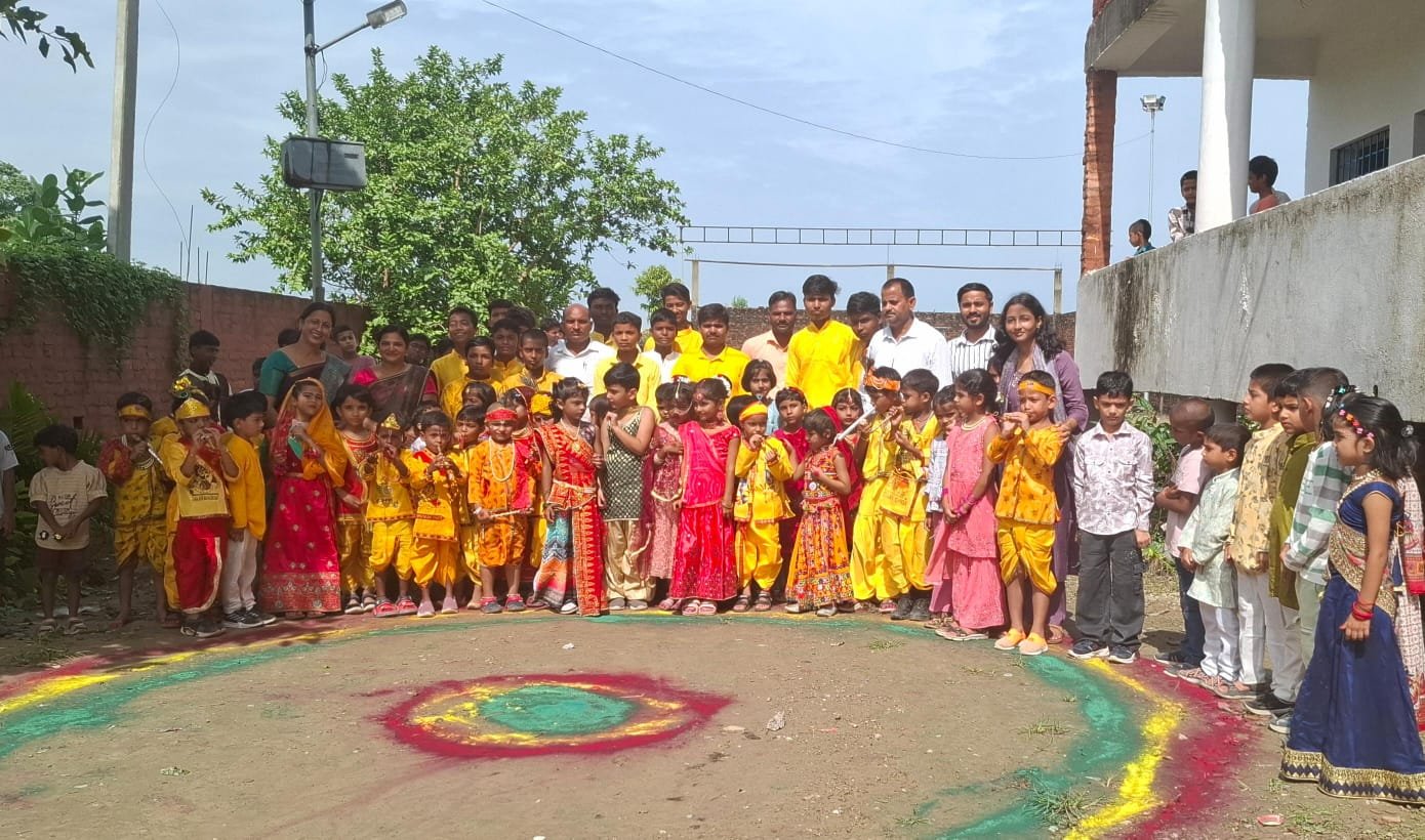 उमा मेमोरियल पब्लिक स्कूल में धूमधाम से मनाया गया कृष्ण जन्मोत्सव, बच्चों ने दही हांडी फोड़कर प्रस्तुत की कृष्ण लीलाएं