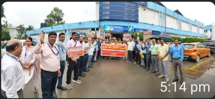 बैंककर्मियों ने धरने में पांच-दिवसीय व्यवस्था एवं पीएलआई में भेदभाव समाप्त करने की उठाई मांग 