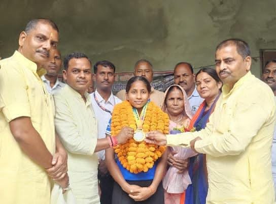*धनेसरी गाँव की जूनियर महिला हाकी खिलाड़ी विजेता मधु पटेल का विधायक रोहनियां ने किया सम्मान