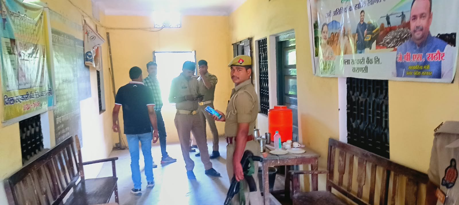 चोलापुर आयर बाजार: जिला सहकारी बैंक में सीढ़ी व गैस कटर के सहारे घुसे चोर, दुस्साहस विफल