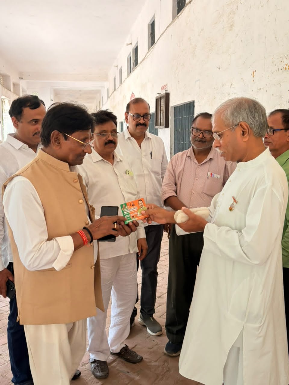 काशी कृषक इंटर कॉलेज में विधायक त्रिभुवन राम ने शिक्षकों से किया जनसंपर्क, भाजपा समर्थित प्रत्याशियों के पक्ष में समर्थन की अपील